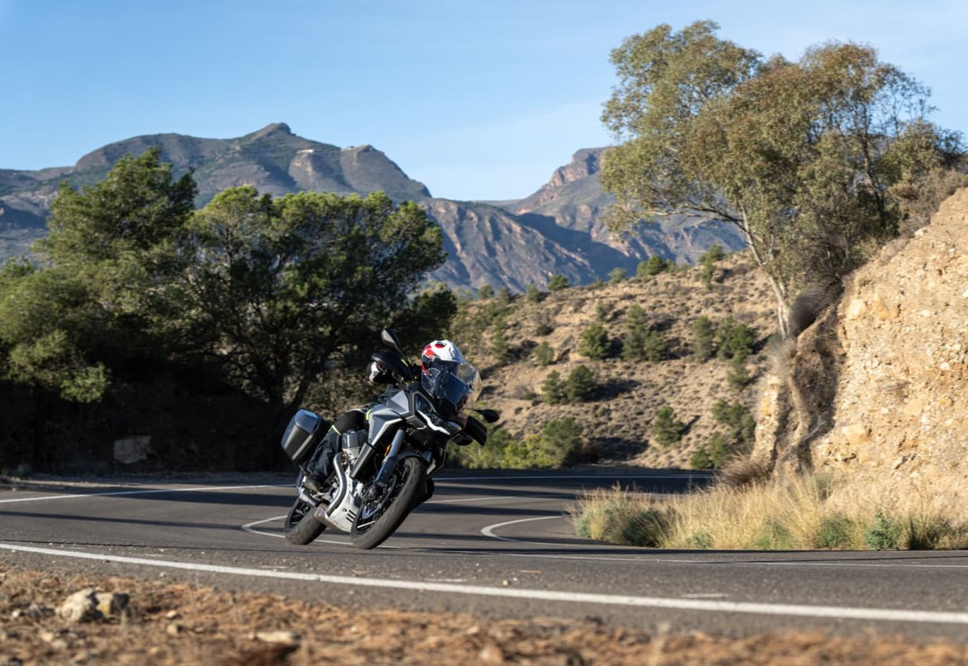 Moto trazando una curva en carretera de montaña